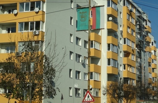 Санирането на блокове в Нова Загора продължава