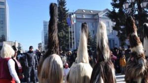Хиляди участници в Новогодишния кукерски карнавал в Разлог