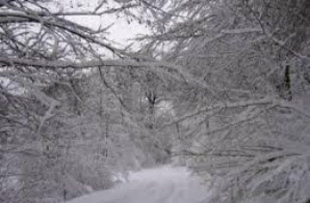 Пътят към Шипка е затрупан със сняг