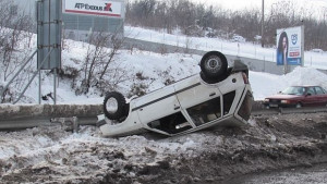 Кола се преобърна на магистрала Хемус