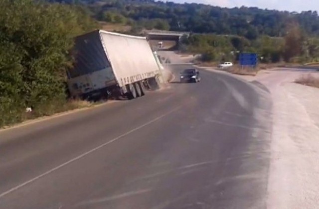 Аварирал тир спря движението на камиони на пътен възел Ябланица - Боаза