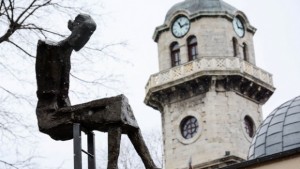 Момиче върху 3метрова стълба ще краси центъра на Варна СНИМКИ