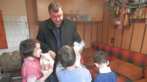 Коледни подаръци на децата от приемната грижа раздаде кметът на