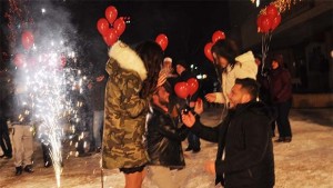 Две предложения за брак на площада в новогодишната нощ в