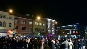 Стотици посрещнаха Нова година на площада пред Община Сливен
