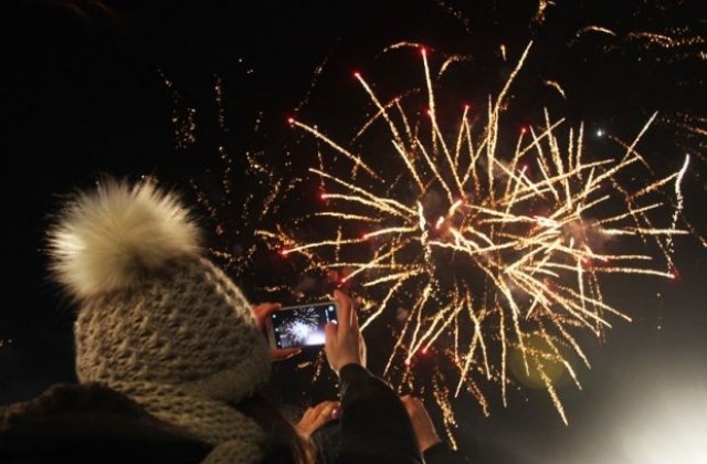 Хиляди посрещнаха 2017 г. на площада в София (СНИМКИ)