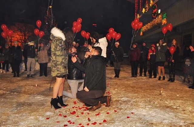 Щастливо начало на 2017-а: Две предложения за брак в новогодишната нощ в Разград