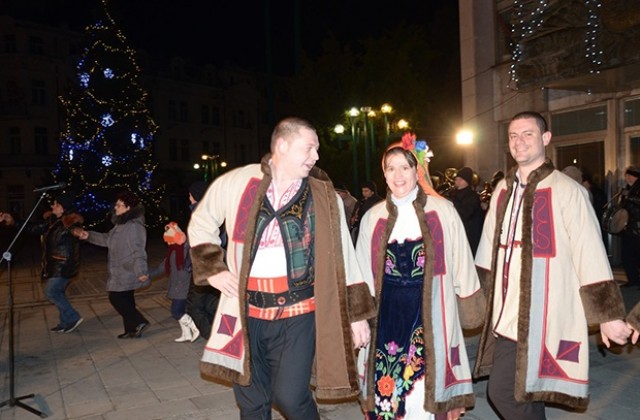 Десетки видинчани посрещнаха Новата година на пл. „Бдинци“