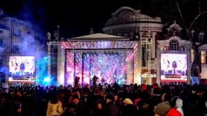 Стотици посрещнаха новата 2017та в центъра на Варна СНИМКИ ВИДЕО