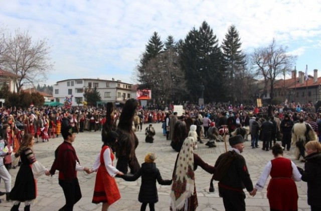 Кукерският карнавал в Банско – феерия от народни носии, кукерски костюми, хора и звук на чанове