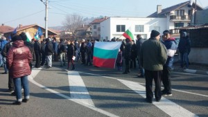 200 джерманци блокираха Е79 не искат депо