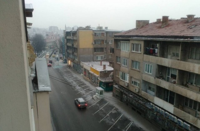 Снежинки прехвърчат в област Кюстендил