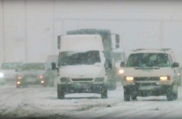 Съвети за безопасно пътуване при усложнена зимна обстановка