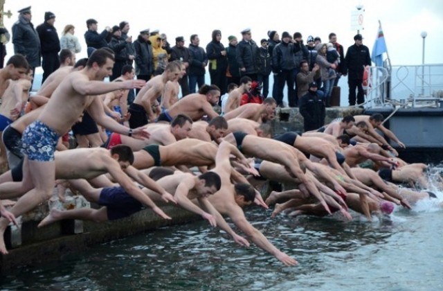 Варна почита Богоявление с литургия, шествие и водосвет