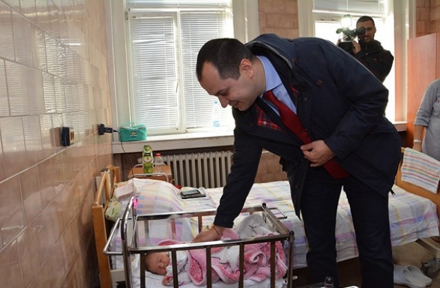 Калин Каменов поздрави майката и първото бебе за 2017 г. в Община Враца