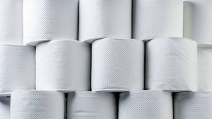 Вижте как 20 ролки тоалетна хартия се превръщат в скейтборд