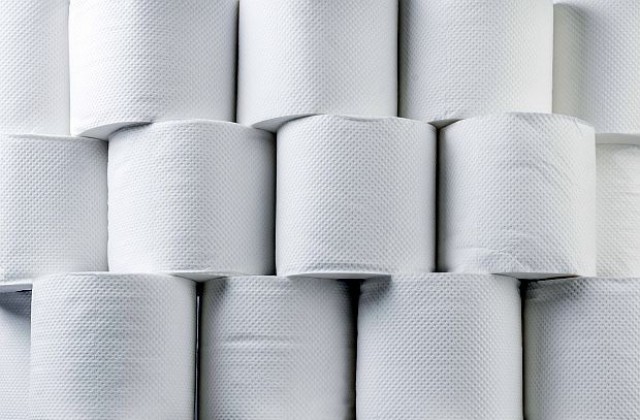 Вижте как 20 ролки тоалетна хартия се превръщат в скейтборд (ВИДЕО)
