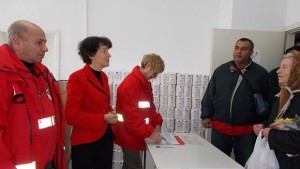 Областният управител раздаде първите пакети с храни за нуждаещи се