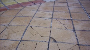 Плочките в центъра пак начупени и на места силно надигнати