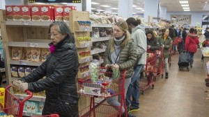 В Смолянско се запасяват с продукти заради очаквания голям сняг