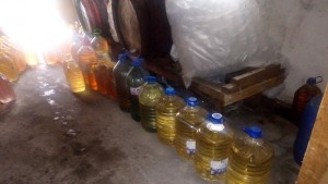 Митничари спипаха нелегален склад за алкохол по обява в интернет