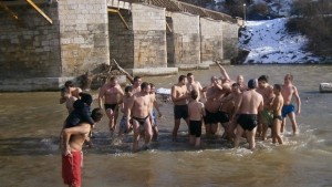 Ритуал по хвърляне на кръста във водите на река Вит
