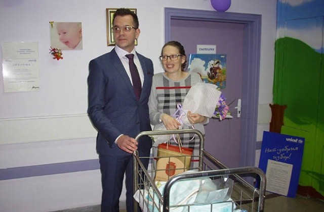Първото бебе на Добрич за 2017 година получи дарове от кмета