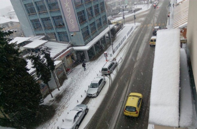 Сняг в област Кюстендил. Затварят пътя за Кирилова поляна над Рилския манастир
