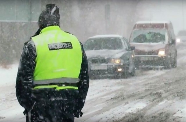 Община, болници и полиция със специални мерки при усложнена зимна обстановка