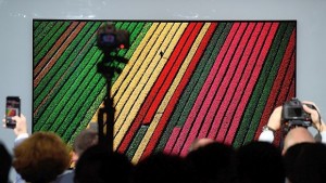 Вижте свръхтънкия телевизор за гледане през прозорец в друг свят