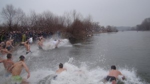 В Димитровград спасяват Разпятието в ледените води на р Марица