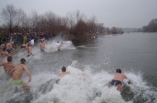 В Димитровград спасяват Разпятието в ледените води на р. Марица