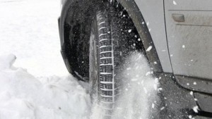 Силен вятър и снегонавявания създават проблем в Казанлъшко