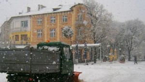 23 машини почистват улиците в община Благоевград от снега