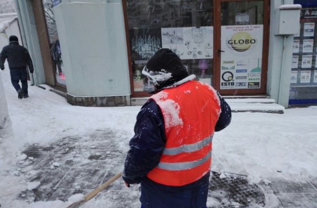 Общината: Не изхвърляйте сняг на улицата