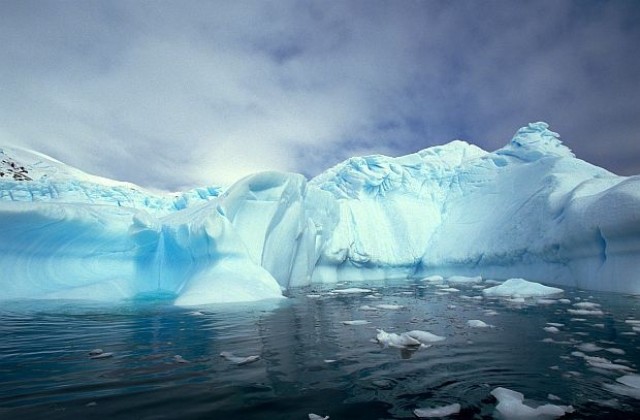 Един от най-големите айсберги е на път да се откъсне от антарктическия шелф