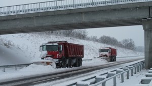 Кола закъса в преспите падна и дърво