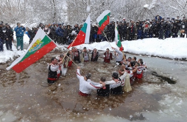 Първо извадиха кръста в с. Зверино