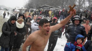 23годишен курсант извади Богоявленския кръст във Варна СНИМКИ