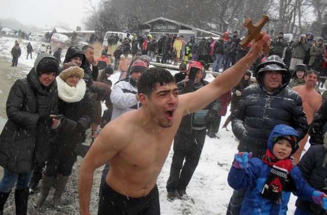 23-годишен курсант извади Богоявленския кръст във Варна (СНИМКИ)