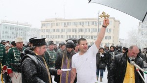 Мъж от Преслав извади Богоявленския кръст в Търговище