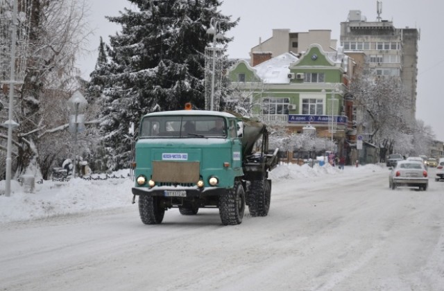 Зимната обстановка в община Велико Търново остава усложнена, снеговалежите продължават