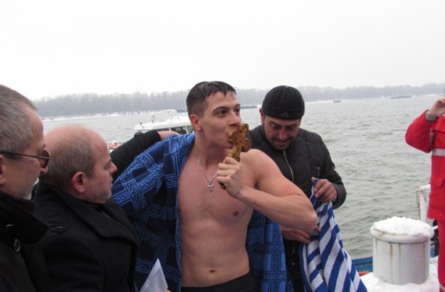 В Русе отмениха скачане за кръста в Дунав, смелчаци не спазиха забраната