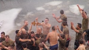 Кадетът Генади Кръстев извади богоявленския кръст от Янтра във Велико