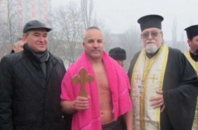 Стефан Стефанов за шеста поредна година извади кръста в Ямбол