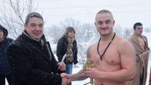 27годишният Християн Иванов извади кръста от река Янтра край Първомайци