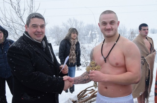 27-годишният Християн Иванов извади кръста от река Янтра край Първомайци