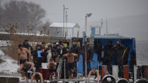 Варненец извади Богоявленския кръст в Белослав СНИМКИ