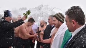 30годишен мъж от Плевен хвана пръв Богоявленския кръст край Плевен