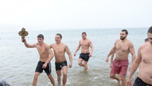 Младеж на 17 години улови Богоявленския кръст във водите на